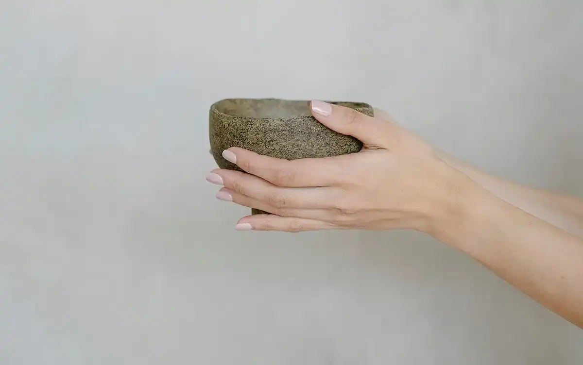 器を持つ女性の手