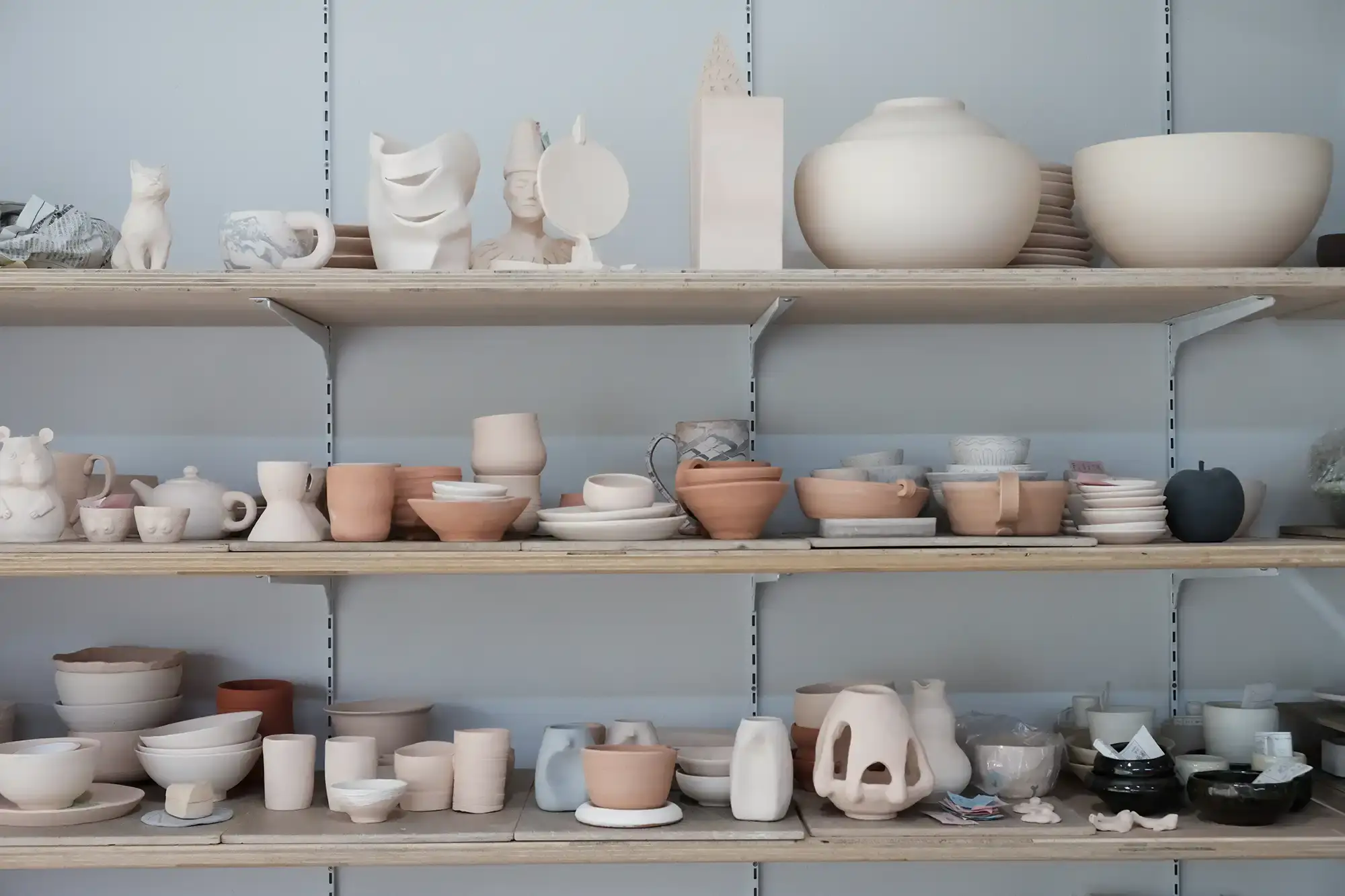 棚に並べられた陶芸教室の作品